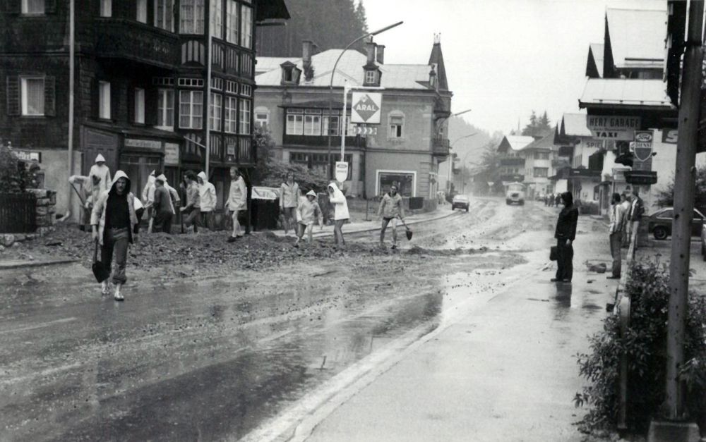 In Kitzbühel werden nach einem Unwetter die Strassen von Schutt und Sand befreit - 1977